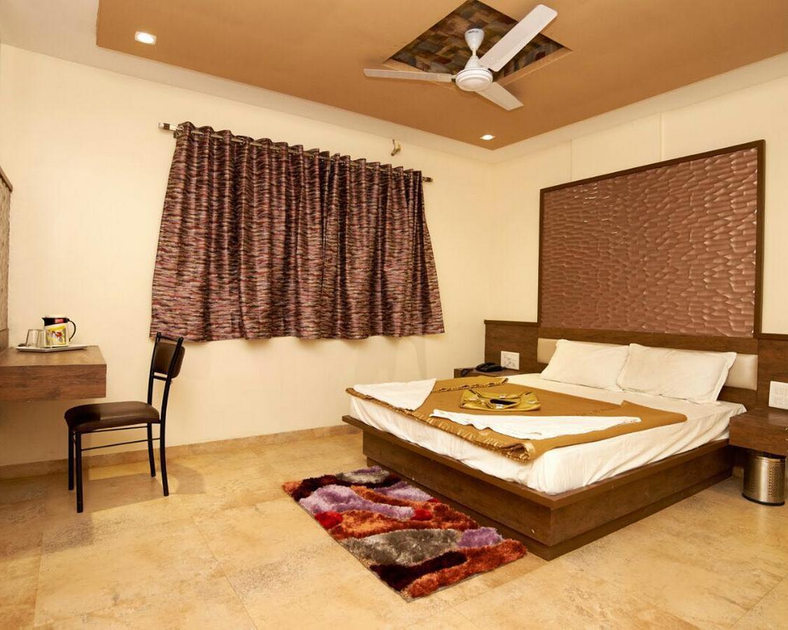 Hotel Sai Suraj Park Shirdi Exteriör bild
