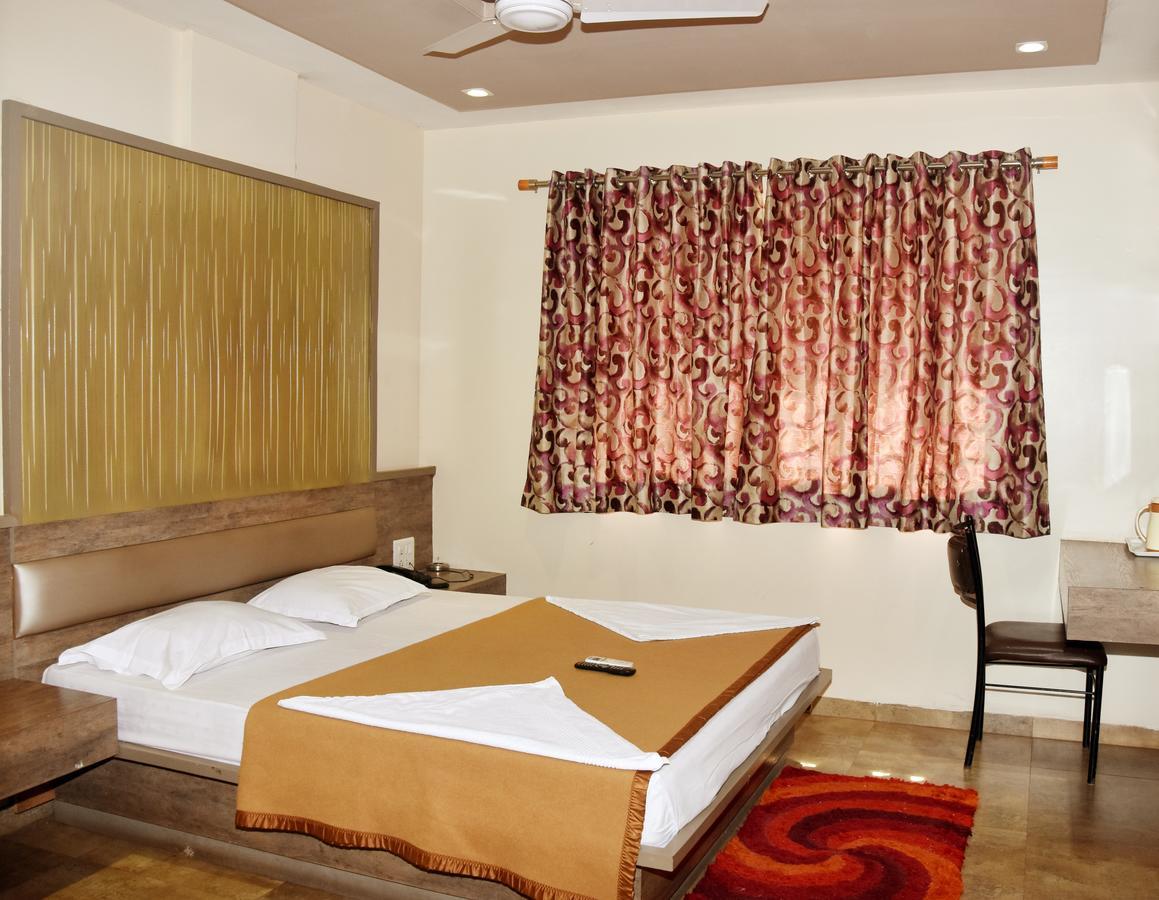 Hotel Sai Suraj Park Shirdi Exteriör bild