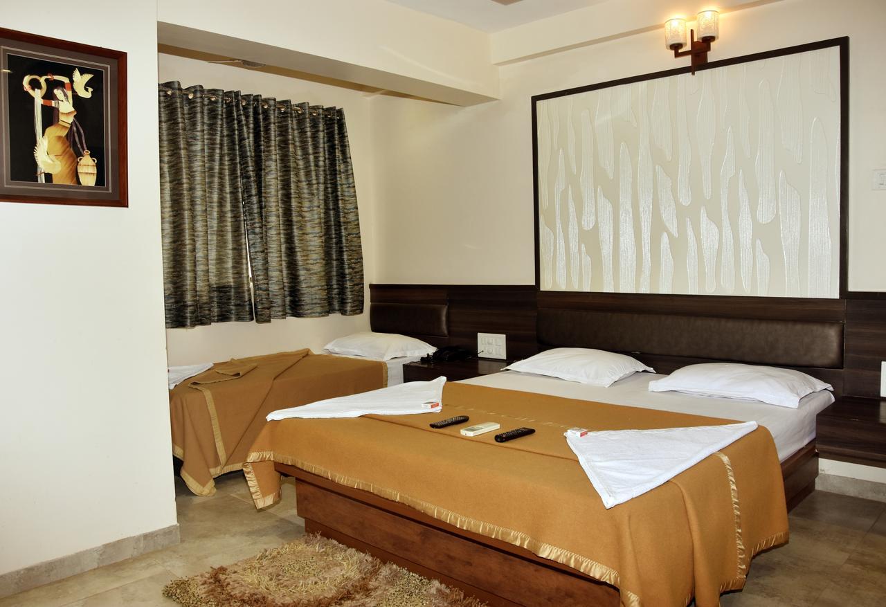 Hotel Sai Suraj Park Shirdi Exteriör bild