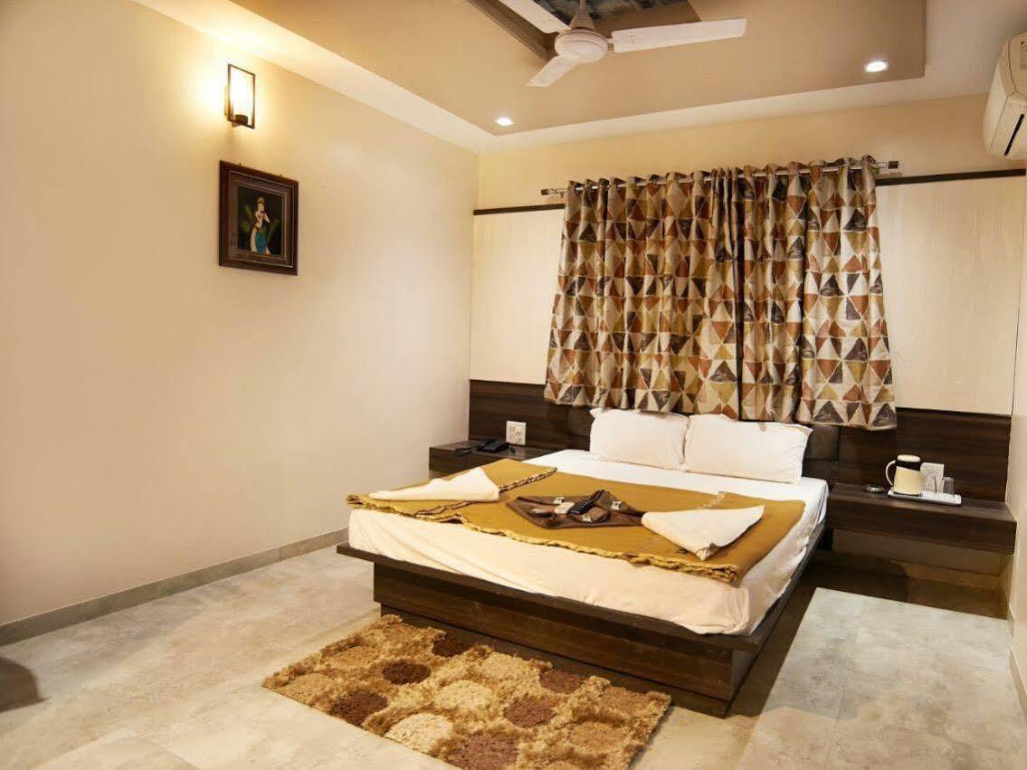 Hotel Sai Suraj Park Shirdi Exteriör bild