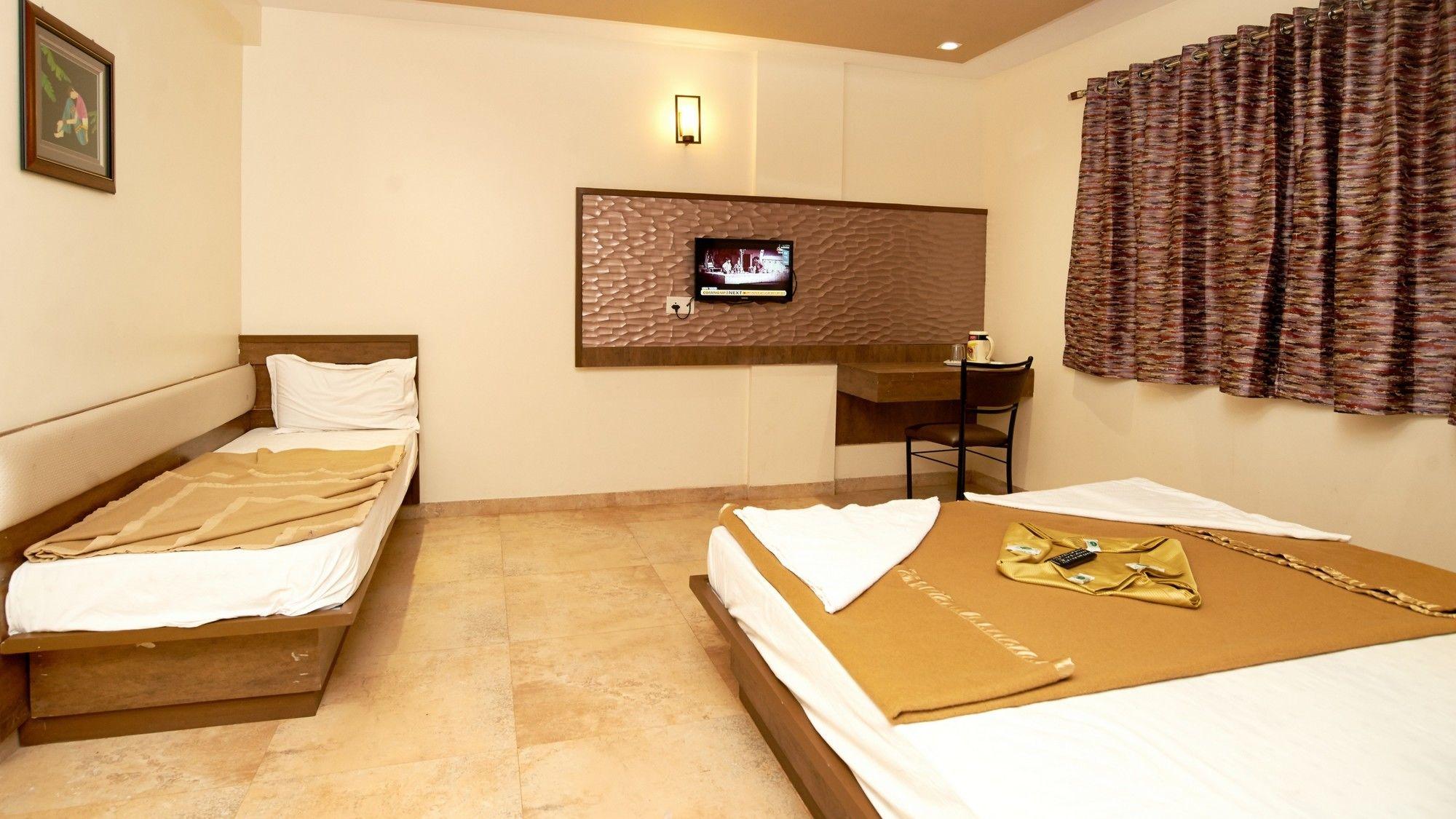 Hotel Sai Suraj Park Shirdi Exteriör bild